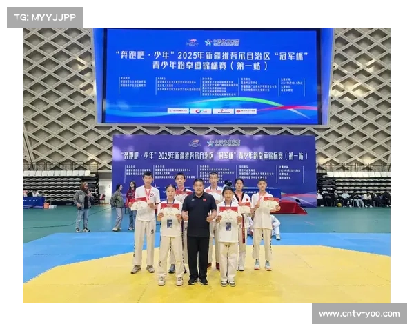 “奔跑吧·少年”赛事由鞍山多部门主办,颁发前三名奖杯